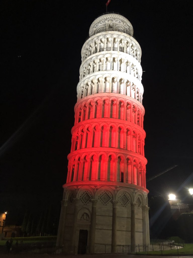Пизанская башня с бело-красной подсветкой, как польский флаг