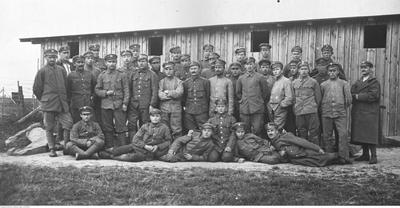 Grupa Legionistów internowanych w Szczypiornie (ze zbiorów NAC, 1-H-225-2)