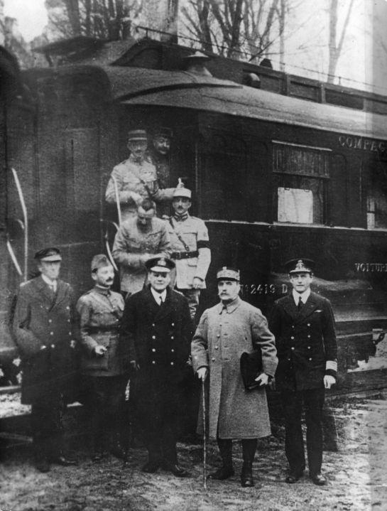 Marszałek Foch przed wagonem kolejowym w lesie Compiègne (domena publiczna)