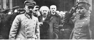 Piłsudski i Paderewski wychodzący z nabożeństwa w katedrze św. Jana (ze zbiorów NAC, 22-241-1)