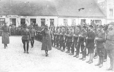 Generał Józef Dowbor-Muśnicki podczas przeglądu 7 pułku Strzelców Wielkopolskich (ze zbiorów NAC, 1-H-341-1)