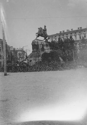 Polscy żołnierze pod pomnikiem Chmielnickiego w Kijowie (ze zbiorów NAC, 107-1007-1)