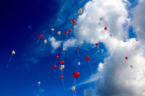 białe i czerwone balony na tle nieba