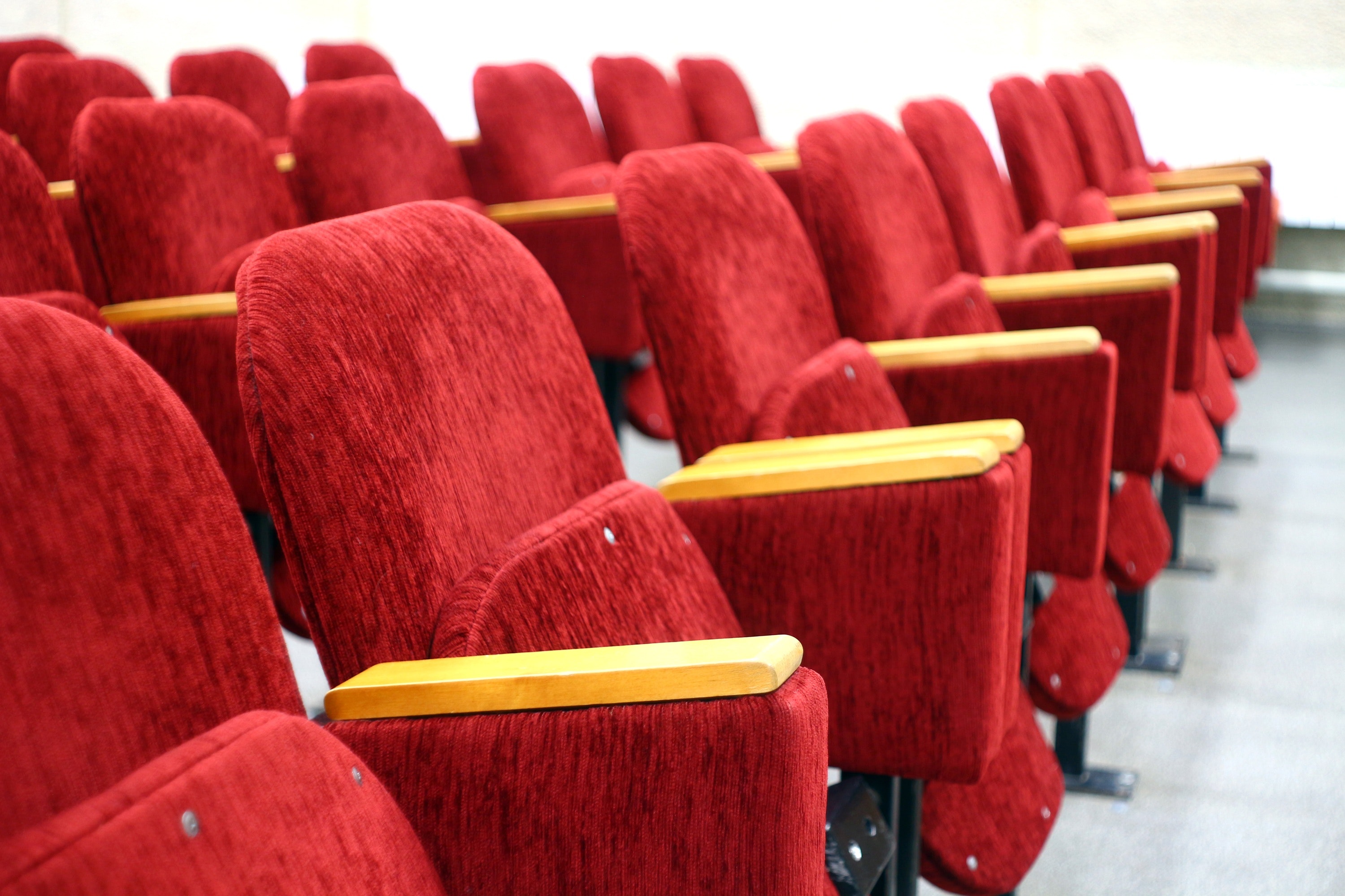 sala kinowa z czerwonymi fotelami