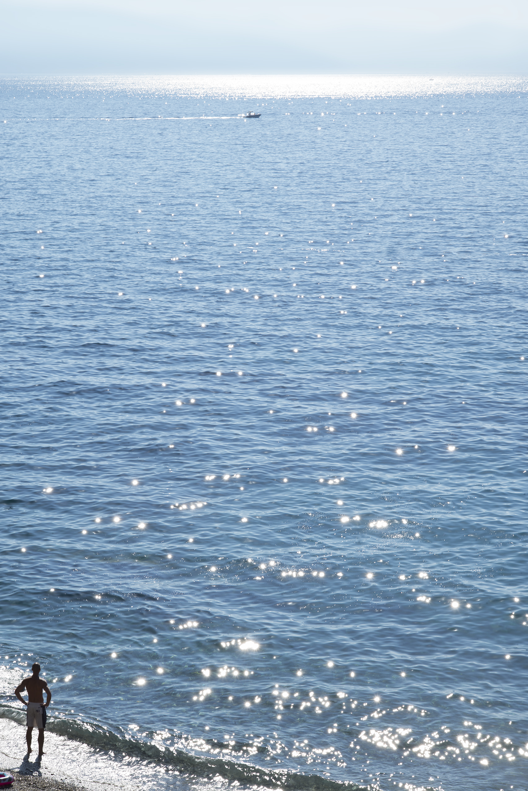 fotografia przedstawiają morze, w lewym dolnym rogu stoi człowiek