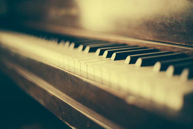 zbliżenie na klawisze fortepianu