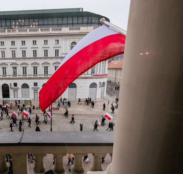 flaga Polski wywieszona na balkonie