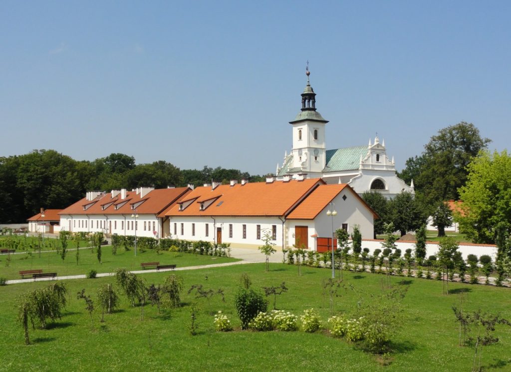gmach klasztorny z przyległumi terenami zielonymi