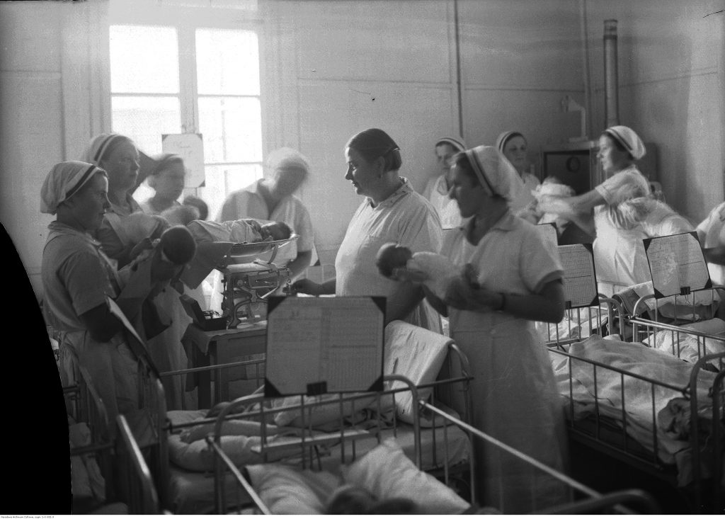 Uczennice Szkoły Położnych podczas mycia i ważenia noworodków, 1934, fot. Narodowe Archiwum Cyfrowe