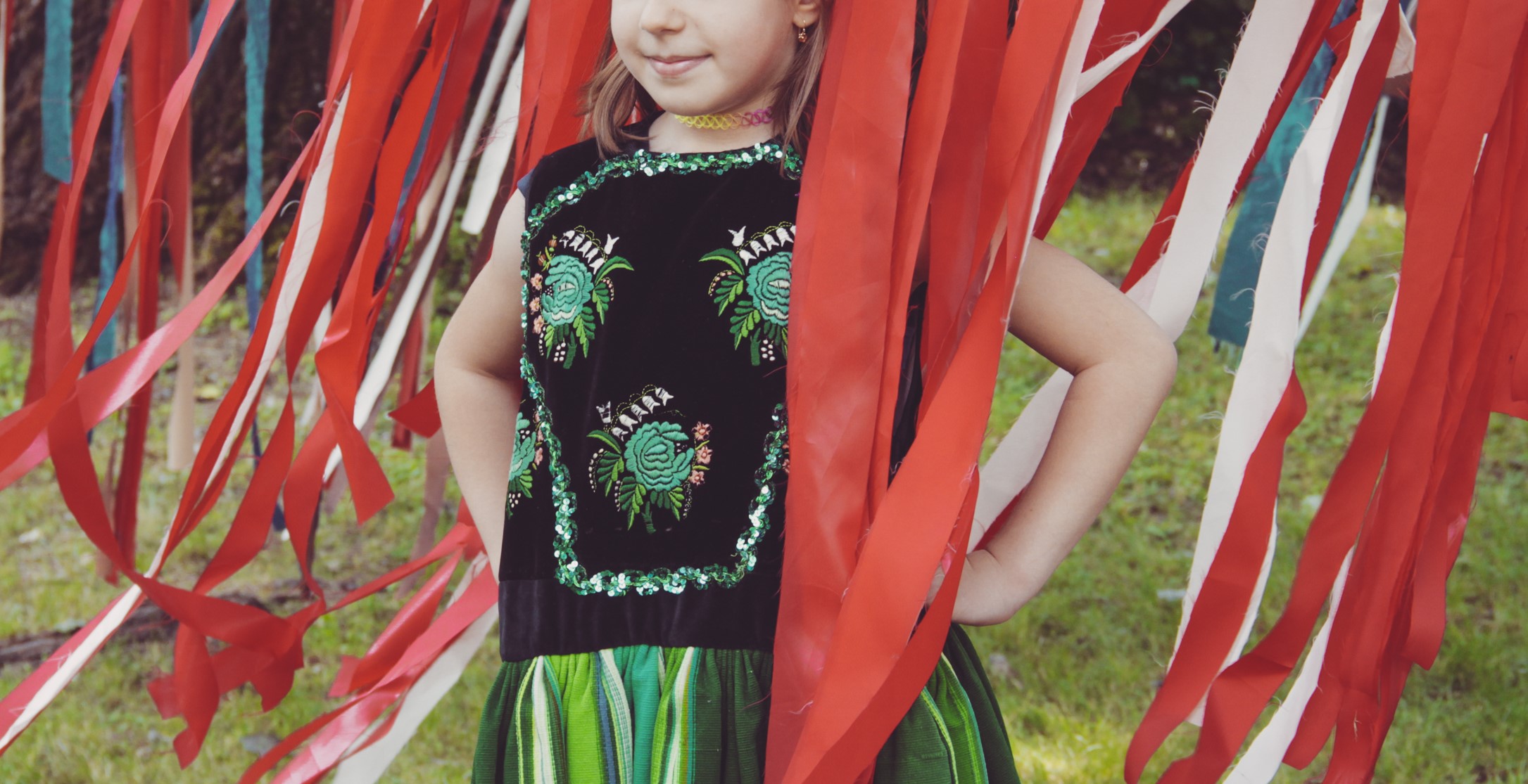 dziewczynka prezentuje przymierzony tradycyjny strój polski