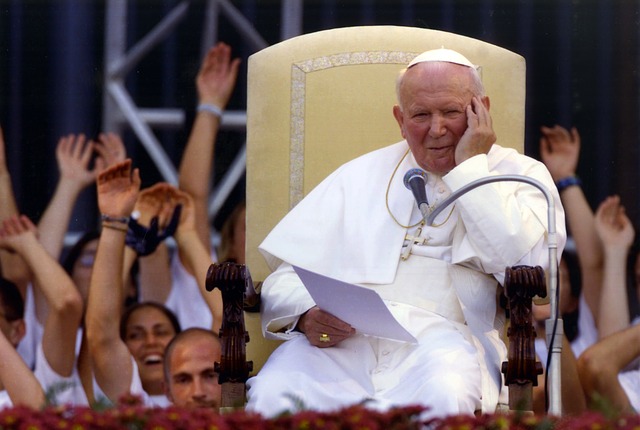 siedzący Jan Paweł II