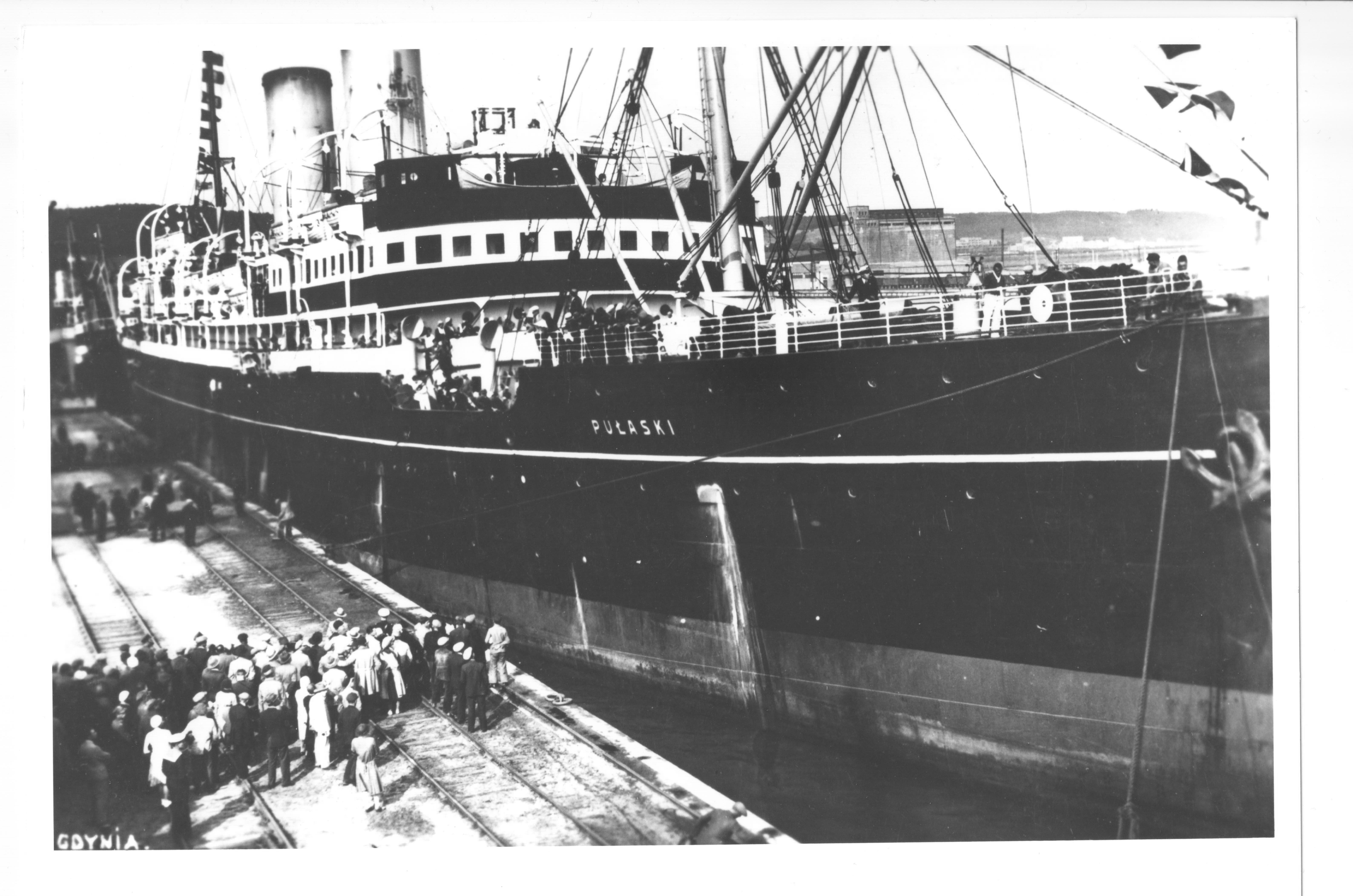 czarno-białe zdjęcie statku