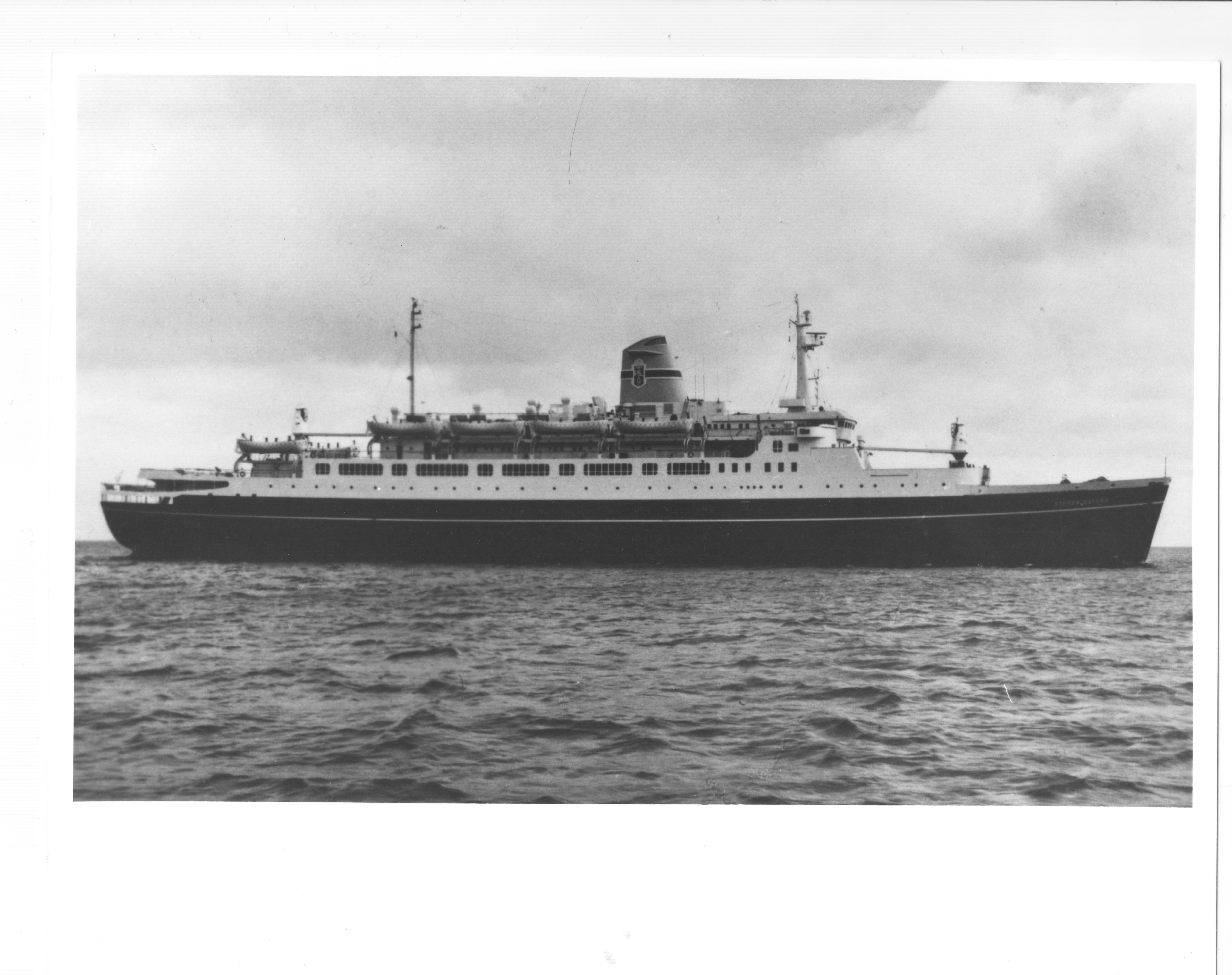 czarno-białe zdjęcie statku