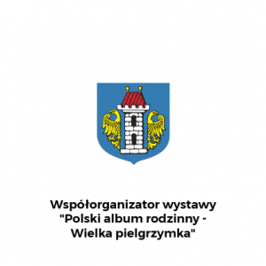 Herb Oświęcimia z dopiskiem na dole: Współorganizator wystawy "Polski Album Rodzinny - Wielka pielgrzymka"