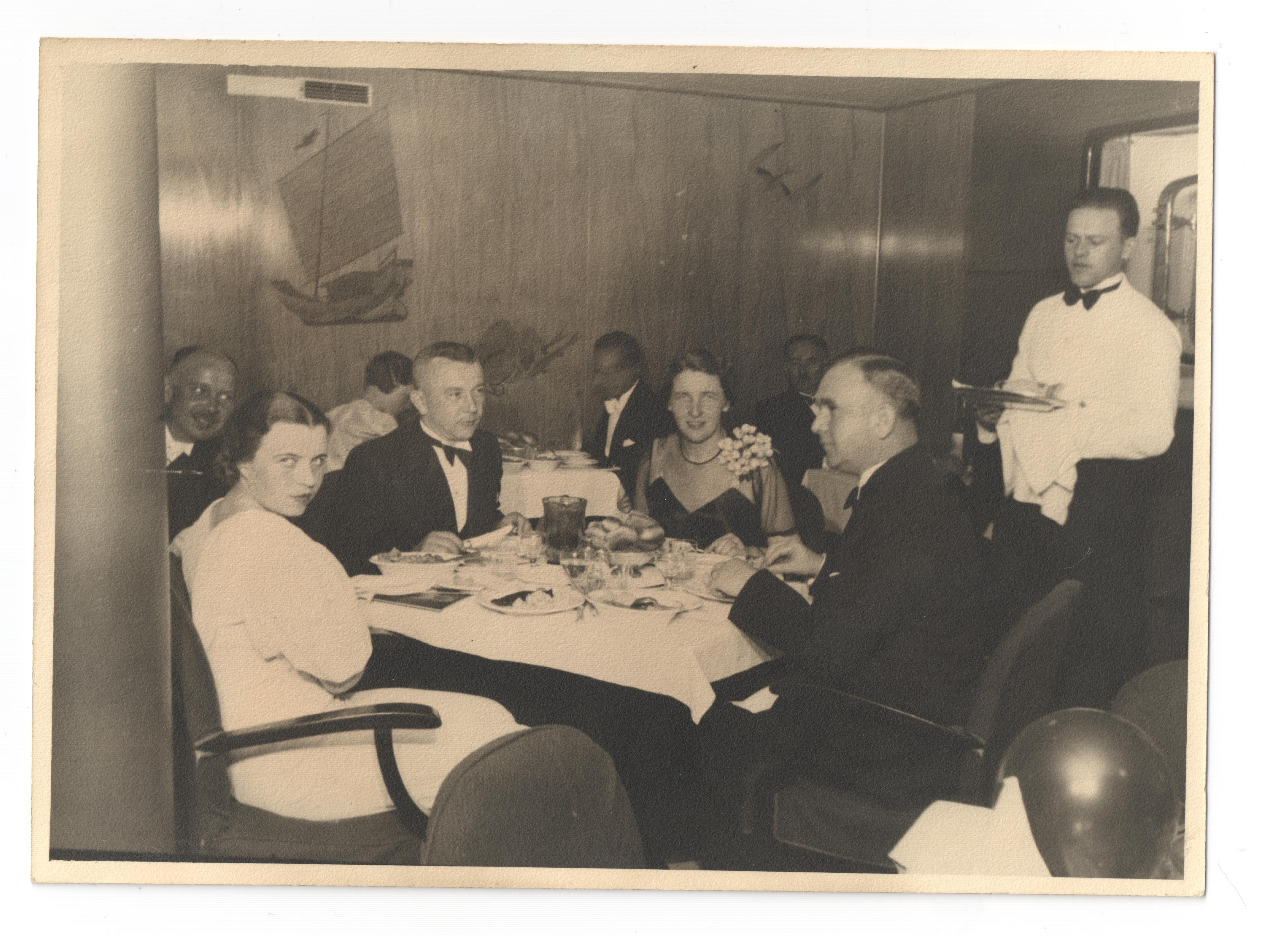 czarno-białe zdjęcie z jadalni na Piłsudskim