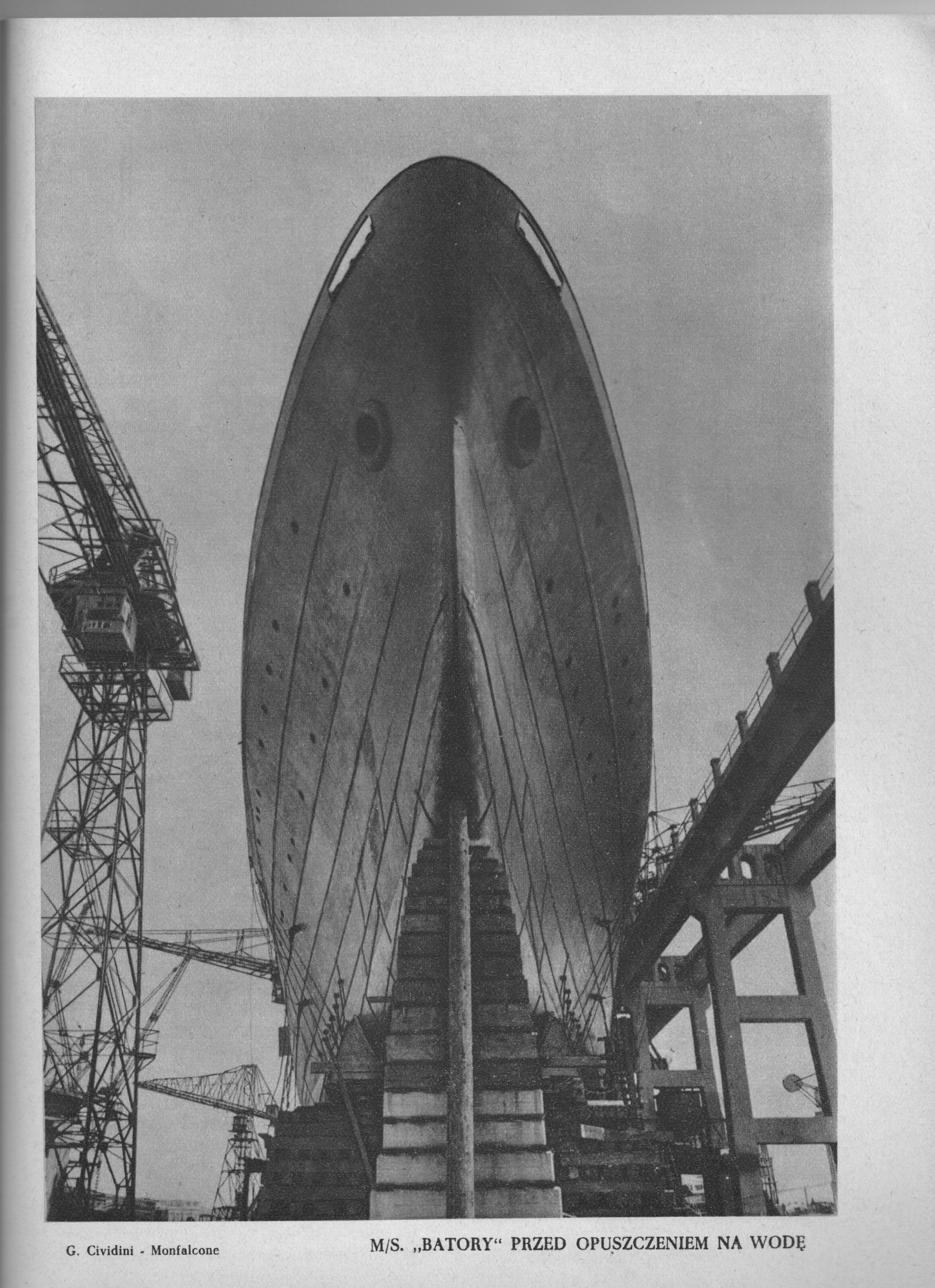 czarno-białe zdjęcie przedstawiające statek
