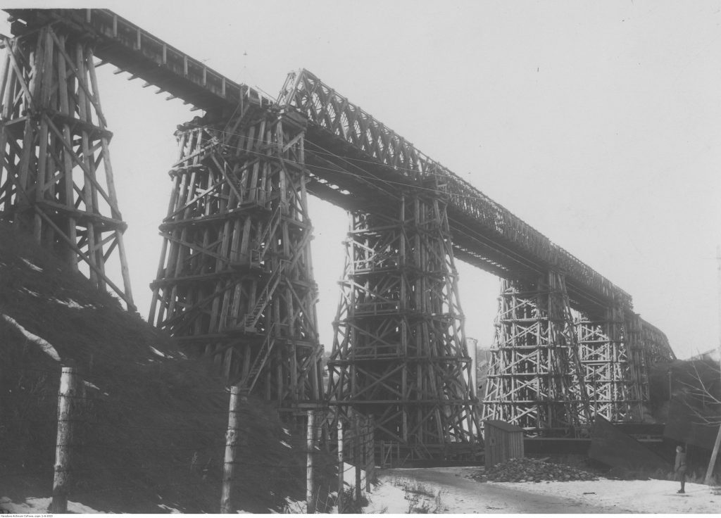 Widok ogólny mostu podczas budowy - 5 filarów otoczonych drewnianymi rusztowaniami