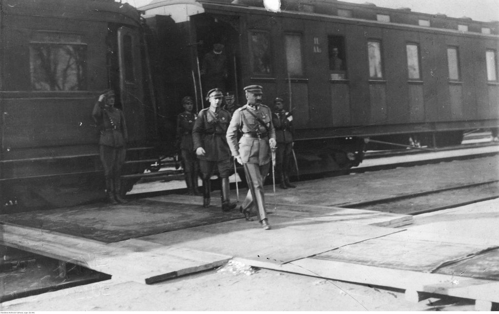 Marszałek Józef Piłsudski wysiada z pociągu.