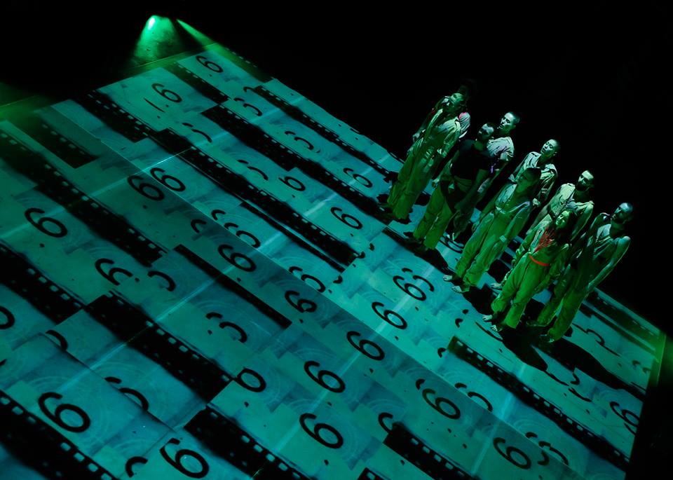 fotografia kolorowa, scena z tancerzami biorącymi udział w spektaklu "Serce fabryki"