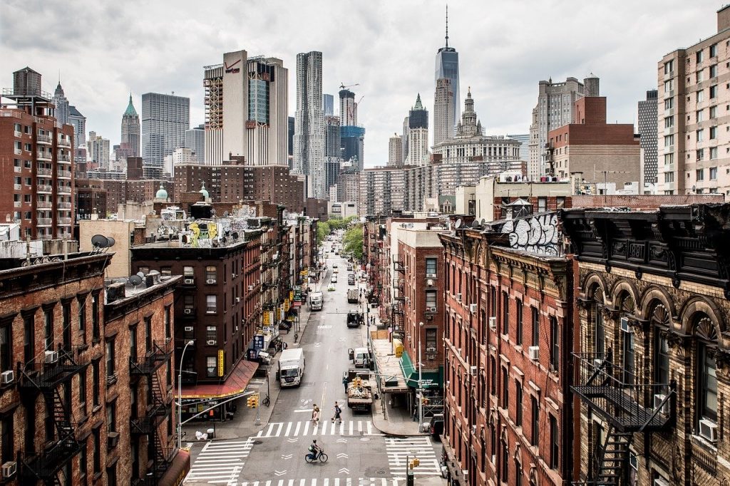 zdjęcie Manhattanu, w Nowym Jorku, ujęcie ulicy z wieżowcami w tle