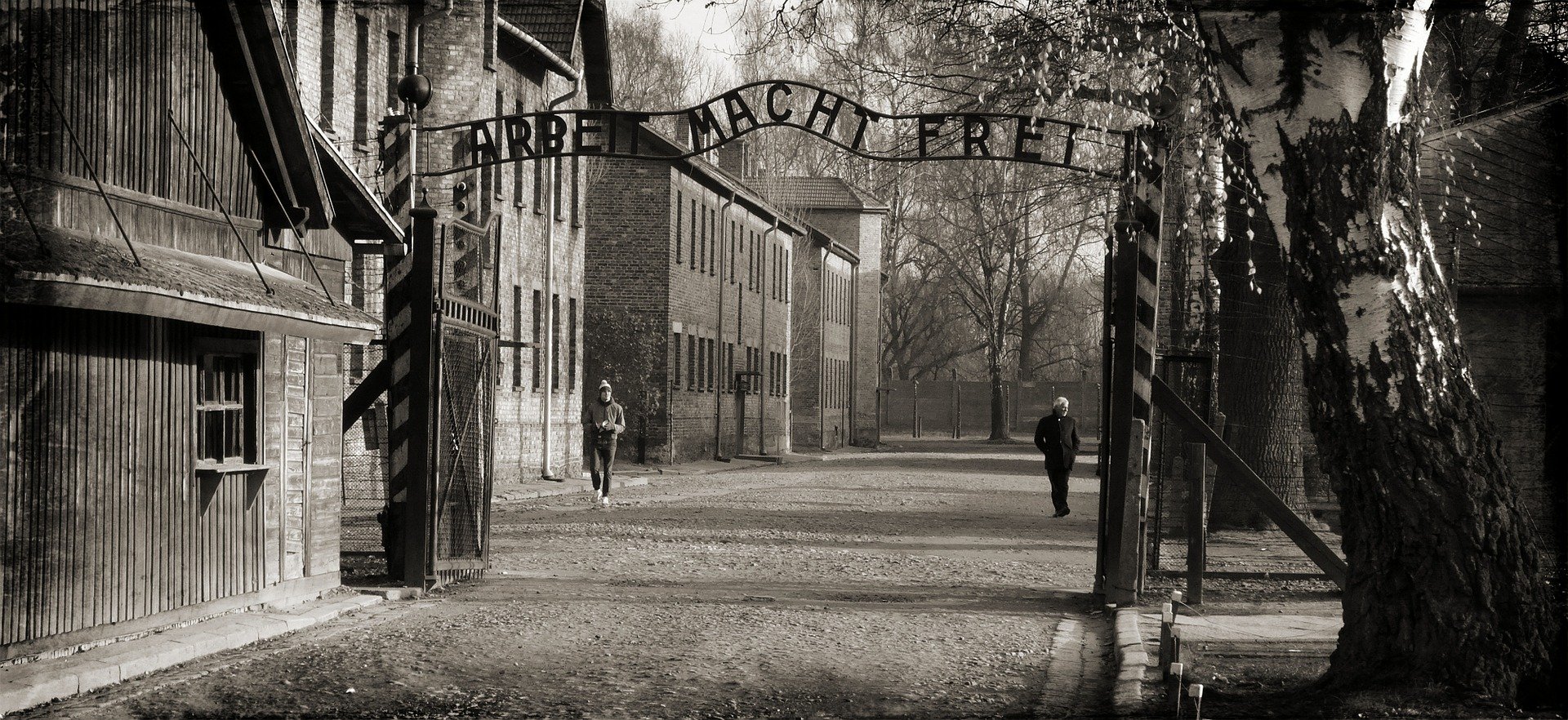 Brama w Auschwitz-Birkenau z napisem "Arbeit macht frei"