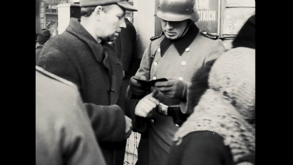 niemiecki żołnierz sprawdza dokumenty cywilom