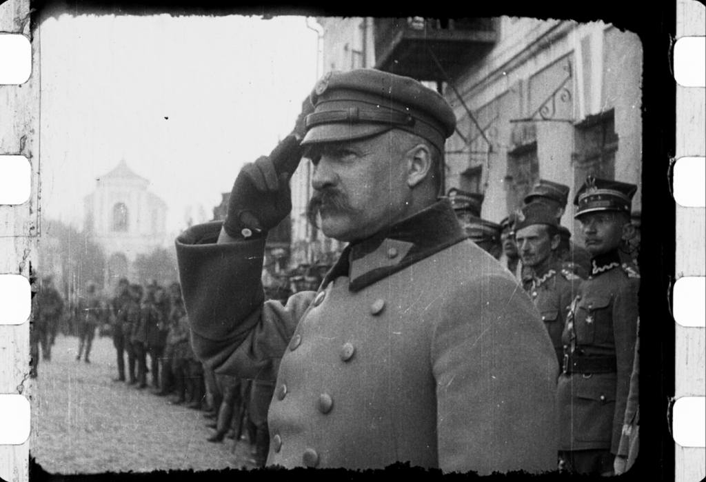 czarno-biały kadr z filmu, przedstawiajacy Józefa Piłsudskiego
