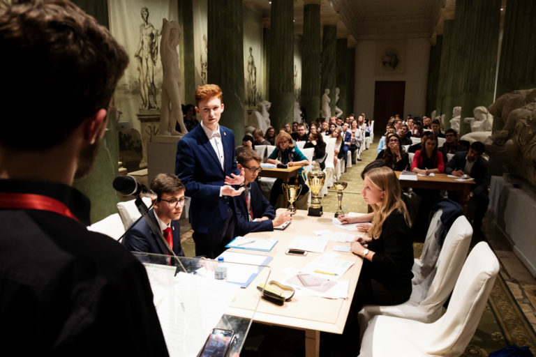długi stół z uczestnikami debat