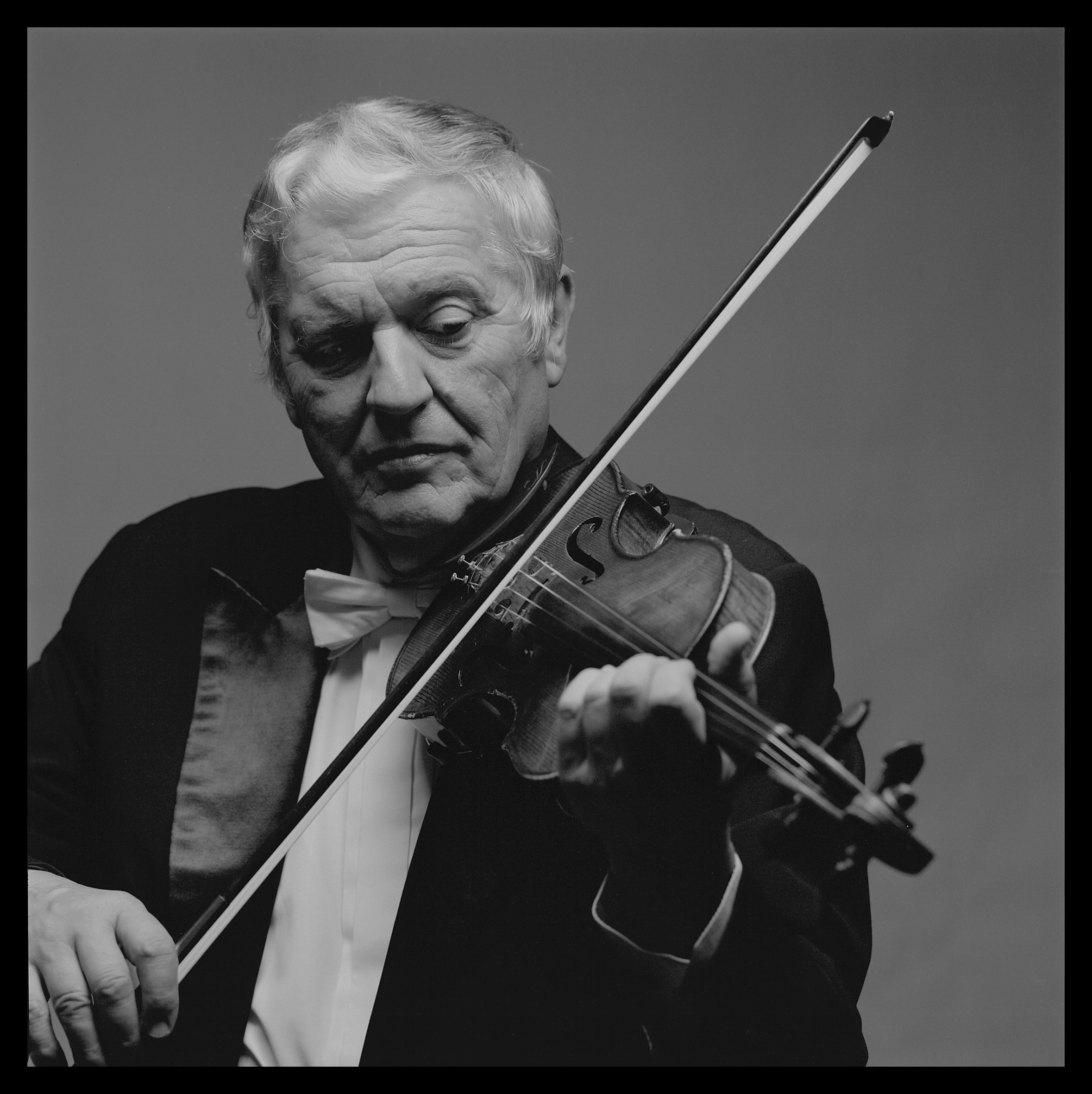 czarno-białe zdjęcie portretowe przedstawiające skrzypka
