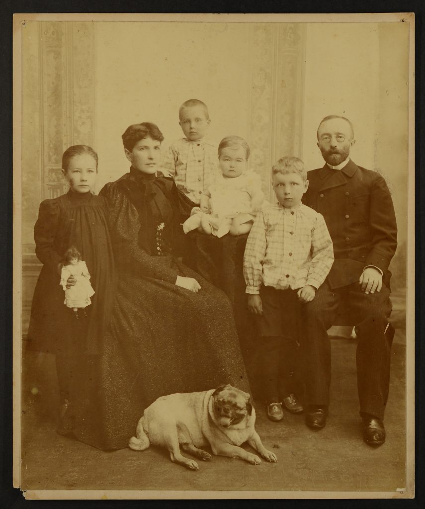 pozowane zdjęcie rodzinne - 6 osób i pies