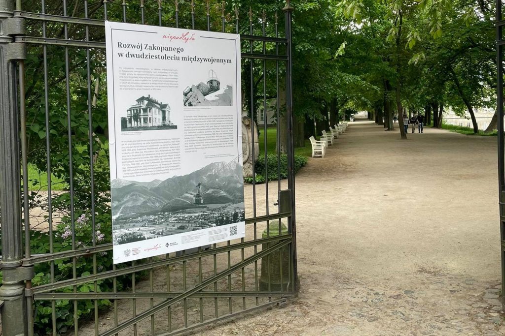 plansza wystawy zatytułowana "Rozwój Zakopanego w dwudziestoleciu" na bramie Łazienek