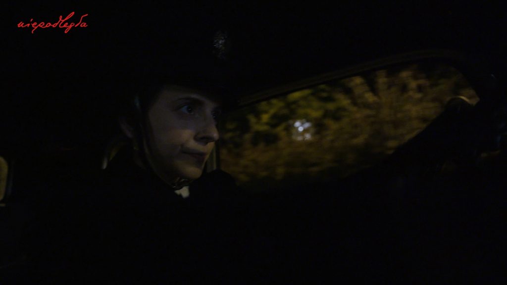 kobieta kieruje samochodem w nocy