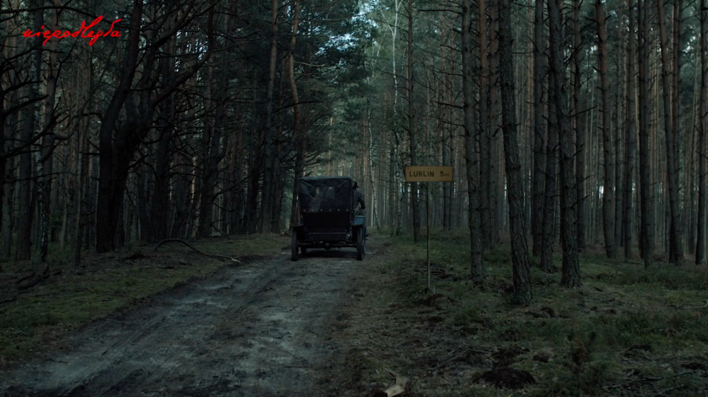 samochód na leśnej drodze, obok drogi znak, że do Lublina pozostało 5 km