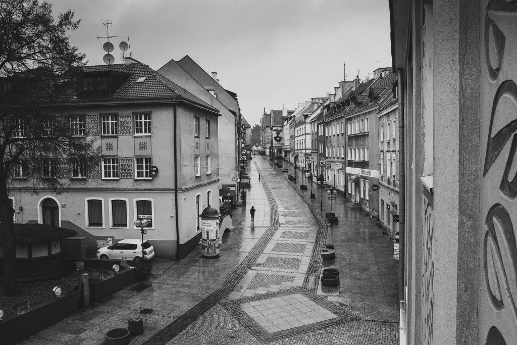 czarno-białe zdjęcie opuszczonej ulicy
