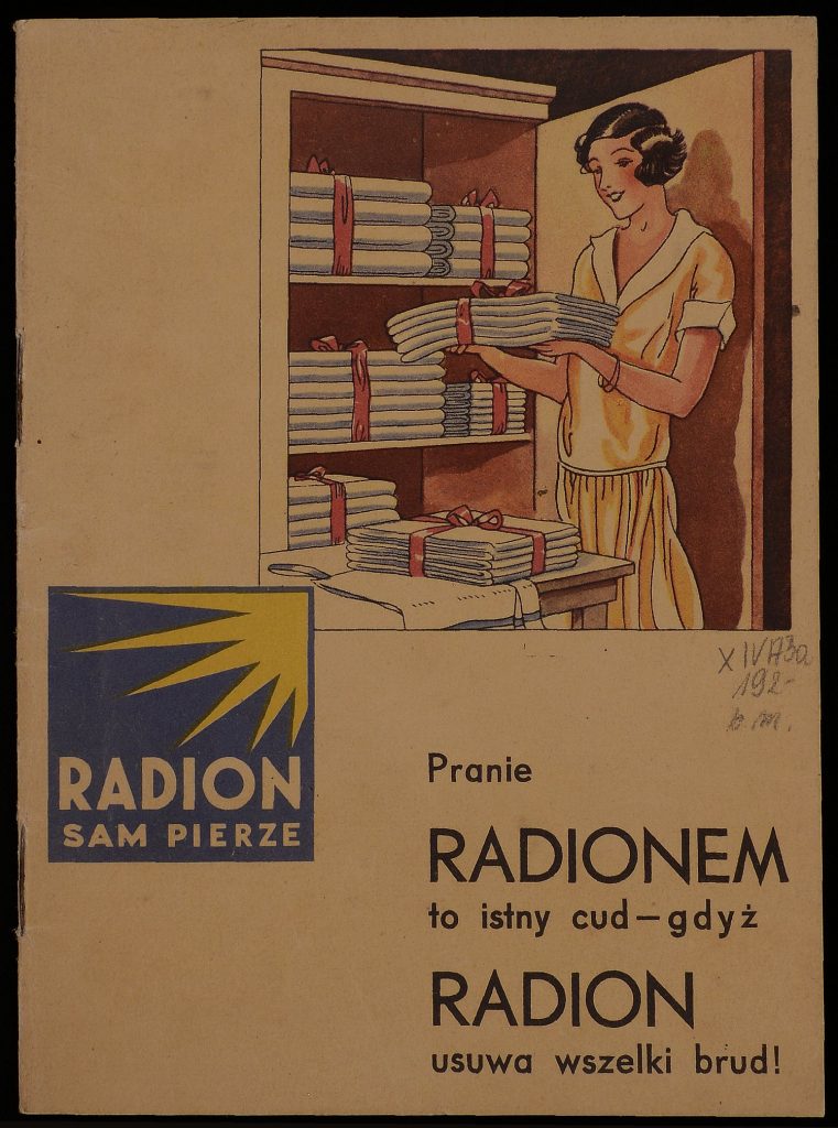reklama proszku firmy radion, na obrazku kobieta wkłada lśniąco białe pranie do szafy