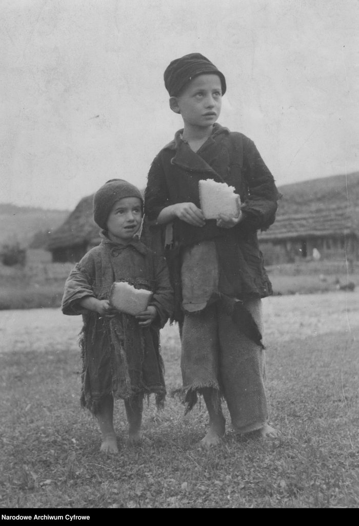Dwóch chłopców z kromkami chleba w dłoni