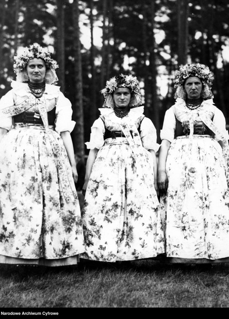 trzy kobiety pozują w strojach ludowych