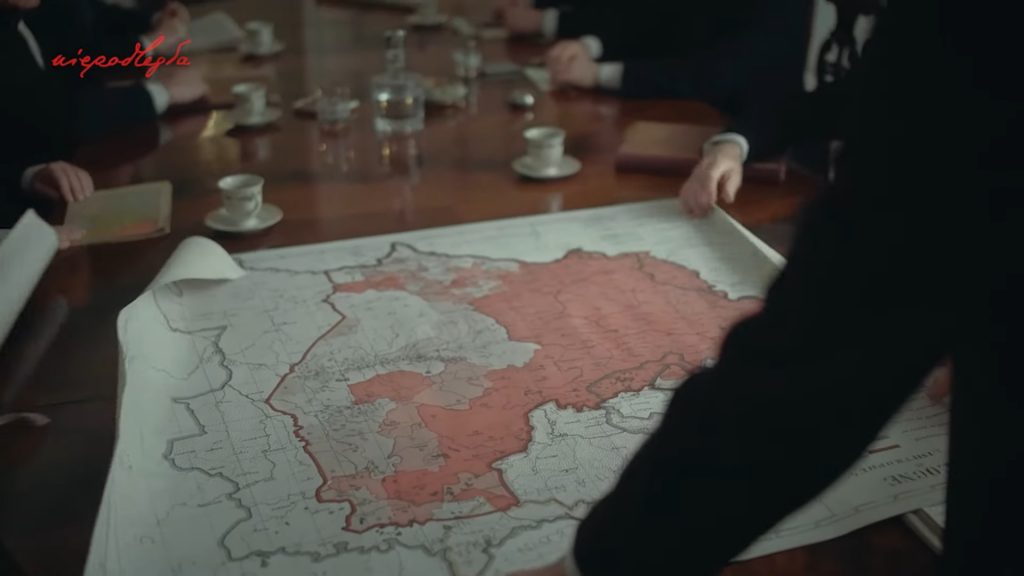 mapa z granicami polski leży na stole