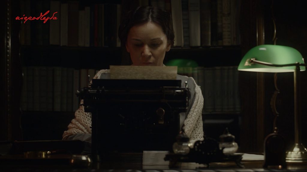 kobieta pisze na maszynie