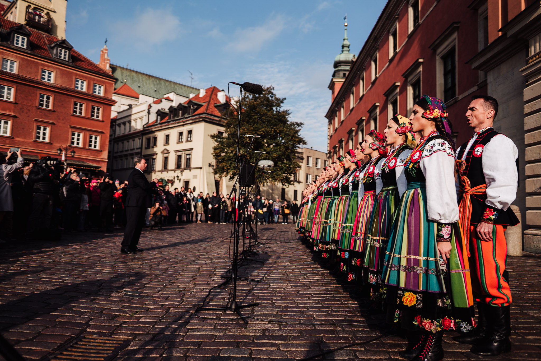 Zespół Mazowsze w czasie śpiewania hymnu przed Zamkiem Królewskim w Warszawie