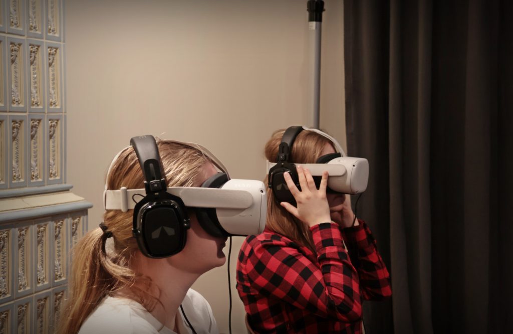 dwie osoby w googlach VR podczas pokazu