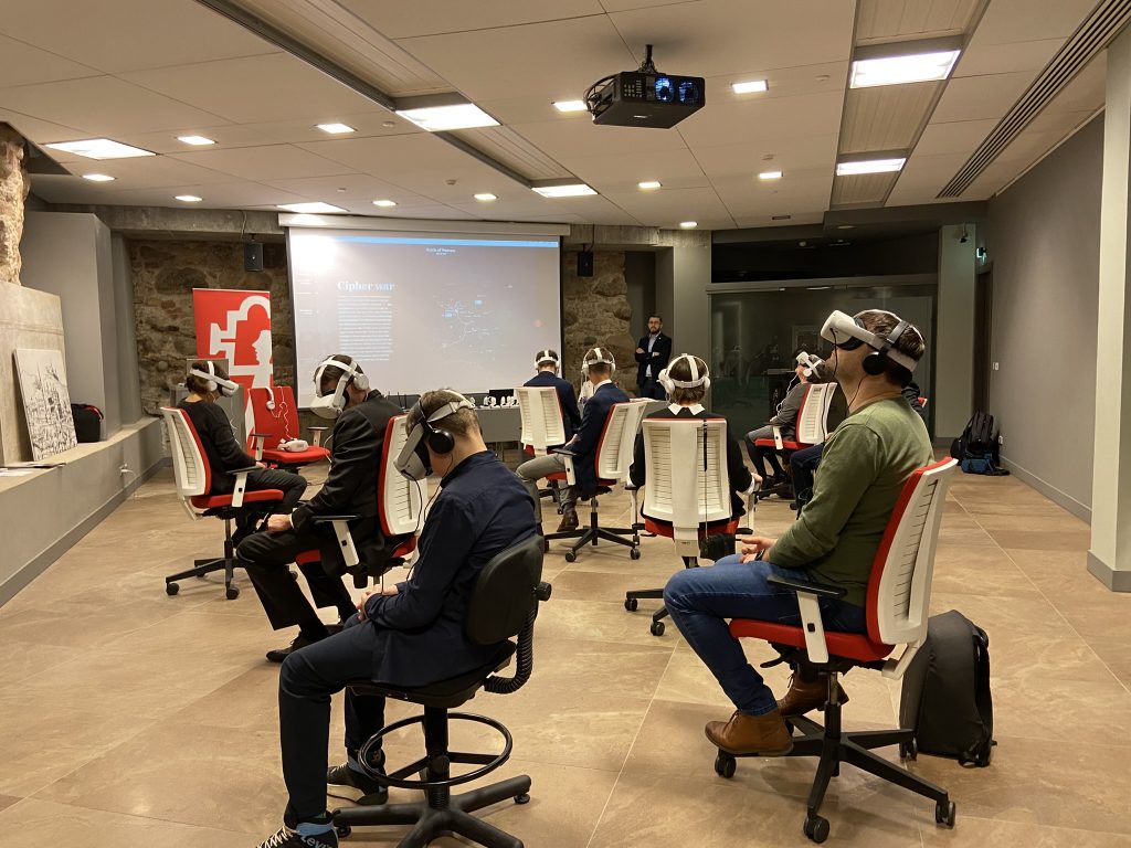 ludzie w czasie pokazów VR siedzący na krzesłach obrotowych - każdy zwrócony w inną stronę