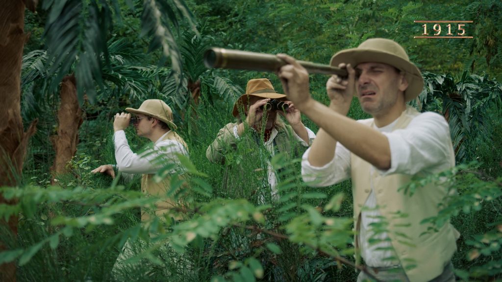 3 mężczyźni w dżungli z lornetkami