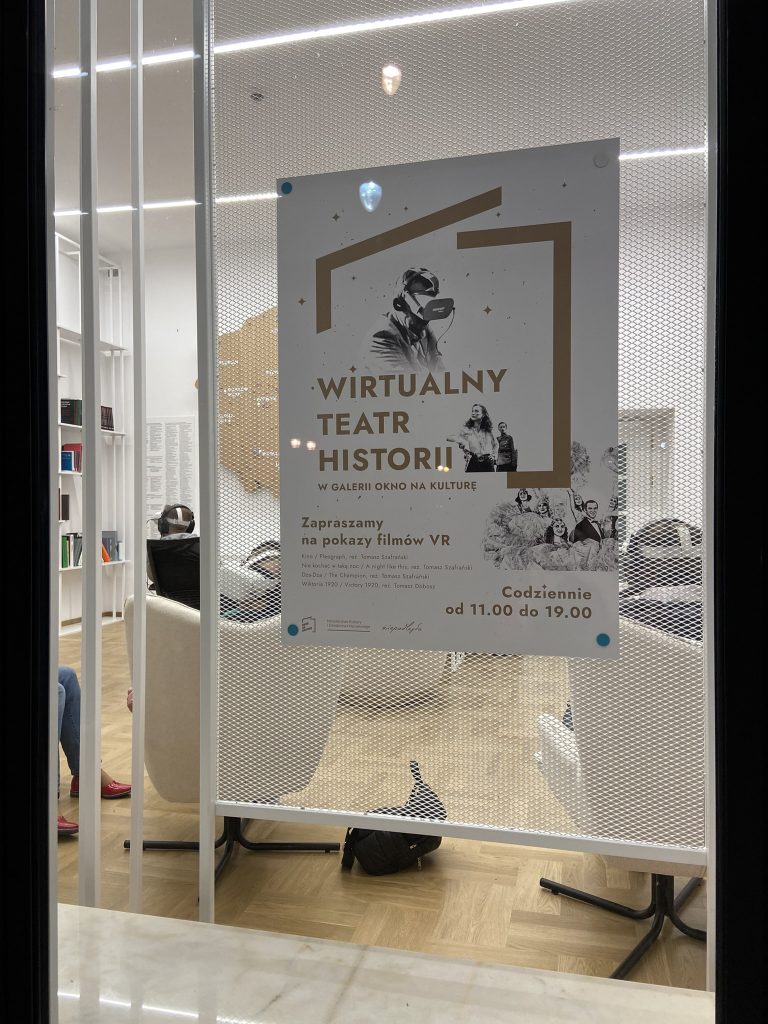 plakat z opisem inicjatywy Okno na kulturę wiszący w oknie galerii