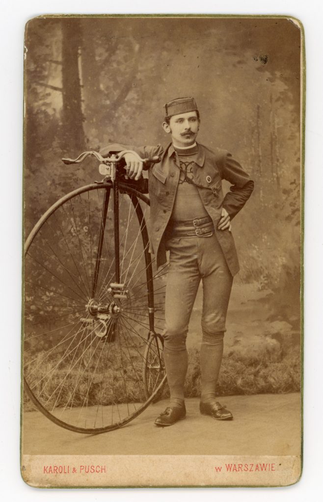 Cyklista z bicyklem pozuje do fotografii