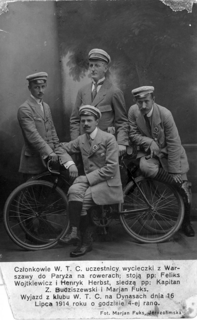 4 mężczyzn pozuje z rowerem