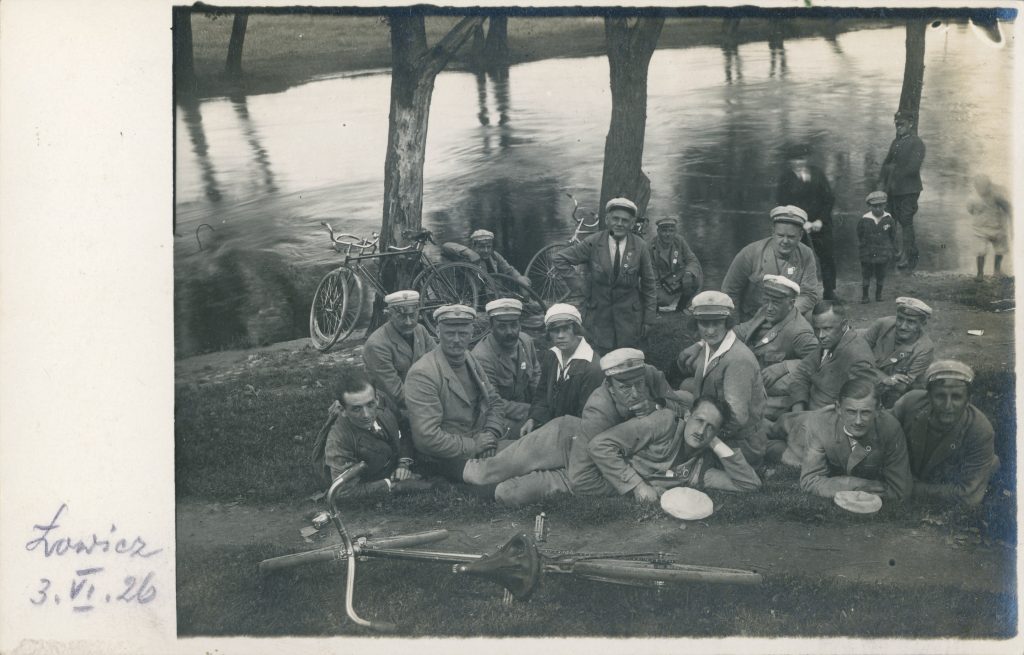 grupa młodzieży odpoczywająca nad wodą