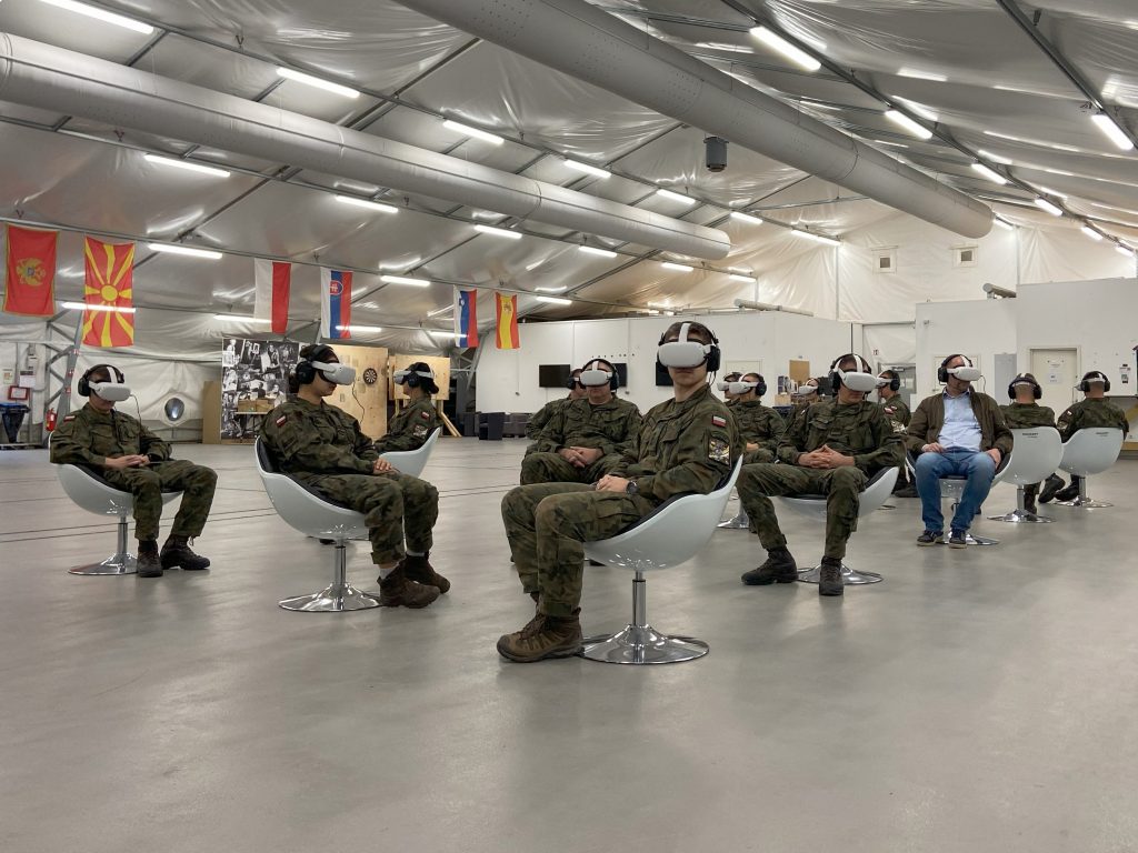 fotele obrotowe i żołnierze podczas oglądania filmu VR