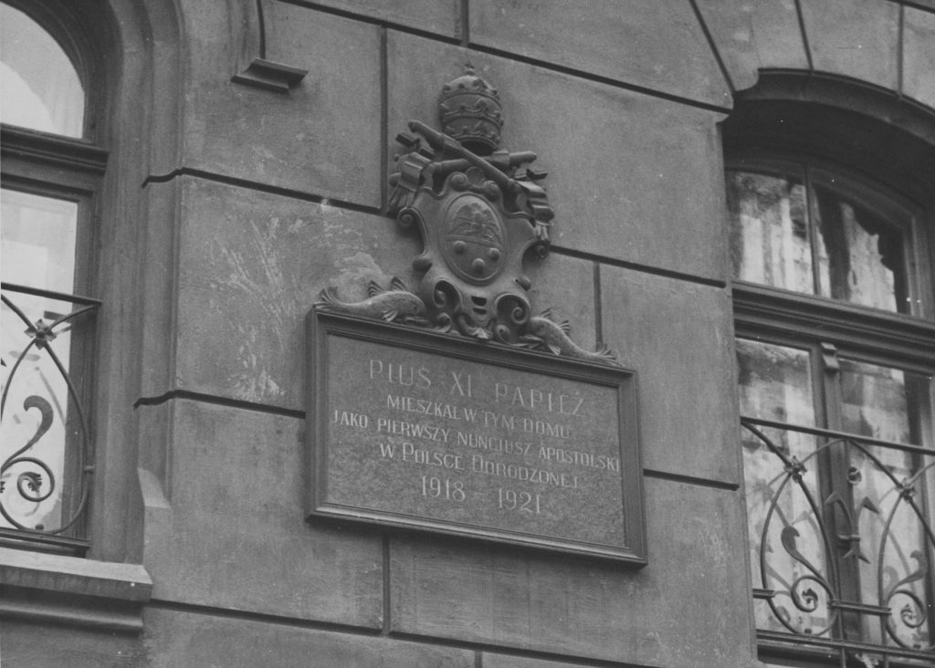 Tablica poświęcona Achille Ratiemu na fasadzie domu przy Książęcej 21. NAC
