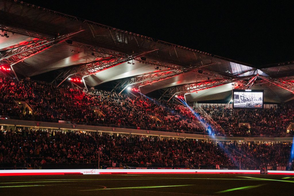 stadion piłkarski w biało-czerwonych światłach